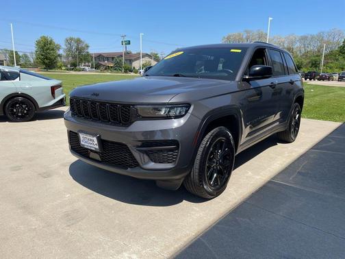 Baltic Gray Metallic Clearcoat 2024 Jeep Grand Cherokee Altitude