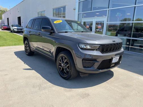 Baltic Gray Metallic Clearcoat 2024 Jeep Grand Cherokee Altitude