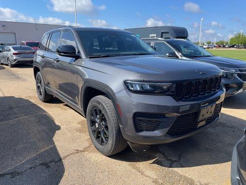 Baltic Gray Metallic Clearcoat 2024 Jeep Grand Cherokee Altitude