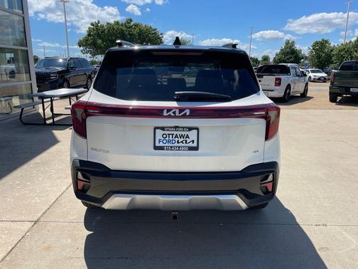 Clear White/Black Roof 2026 Kia Seltos S