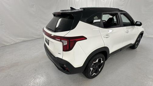 Clear White/Black Roof 2026 Kia Seltos S