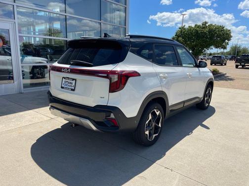Clear White/Black Roof 2026 Kia Seltos S