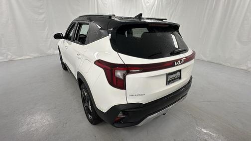 Clear White/Black Roof 2026 Kia Seltos S