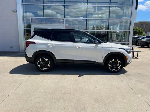 Clear White/Black Roof 2026 Kia Seltos S