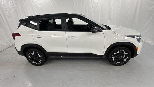 Clear White/Black Roof 2026 Kia Seltos S
