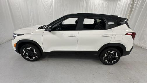 Clear White/Black Roof 2026 Kia Seltos S