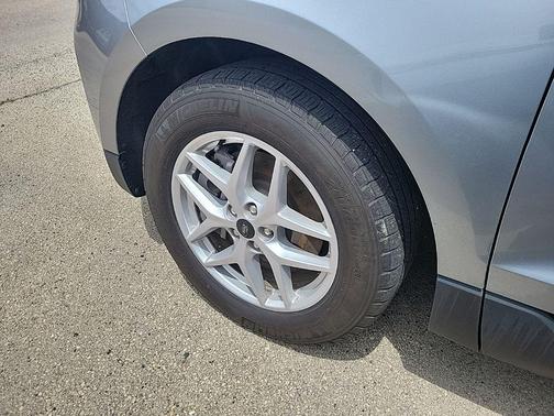 Iconic Silver Metallic 2024 Ford Edge SEL