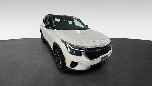 Clear White/Black Roof 2026 Kia Seltos S
