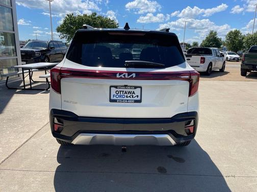 Clear White/Black Roof 2026 Kia Seltos S