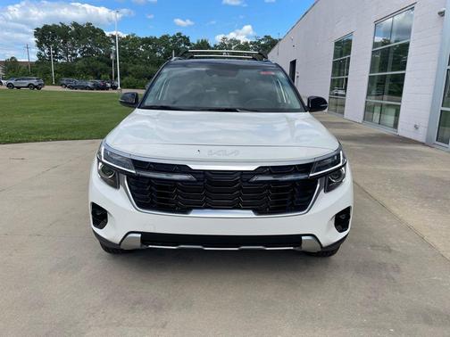 Clear White/Black Roof 2026 Kia Seltos S