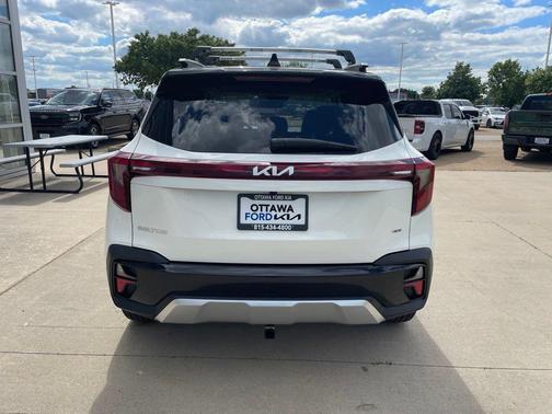 Clear White/Black Roof 2026 Kia Seltos S