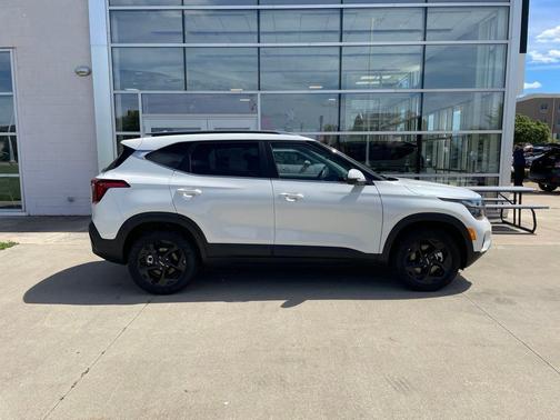Snow White Pearl 2026 Kia Seltos EX