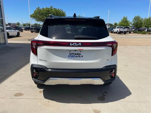 Clear White/Black Roof 2026 Kia Seltos S