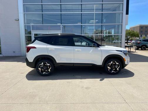 Clear White/Black Roof 2026 Kia Seltos S