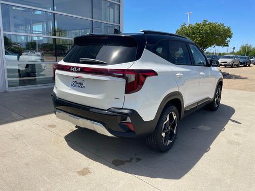 Clear White/Black Roof 2026 Kia Seltos S