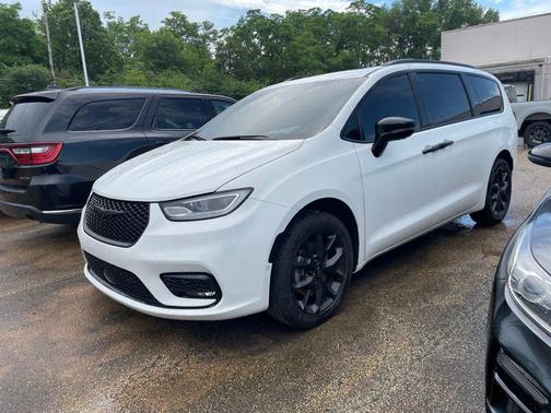 Bright White Clearcoat 2023 Chrysler Pacifica Limited