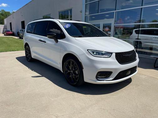 Bright White Clearcoat 2023 Chrysler Pacifica Limited