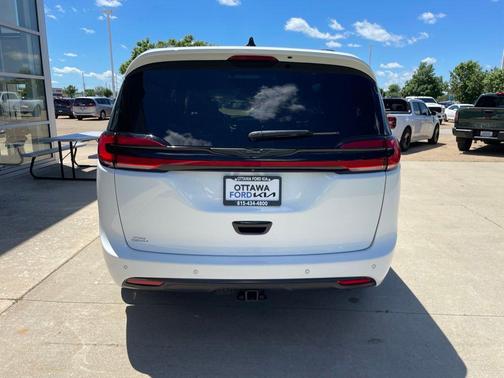 Bright White Clearcoat 2023 Chrysler Pacifica Limited