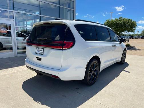 Bright White Clearcoat 2023 Chrysler Pacifica Limited