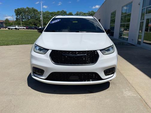 Bright White Clearcoat 2023 Chrysler Pacifica Limited