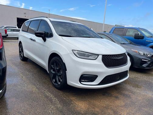 Bright White Clearcoat 2023 Chrysler Pacifica Limited