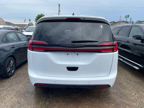 Bright White Clearcoat 2023 Chrysler Pacifica Limited