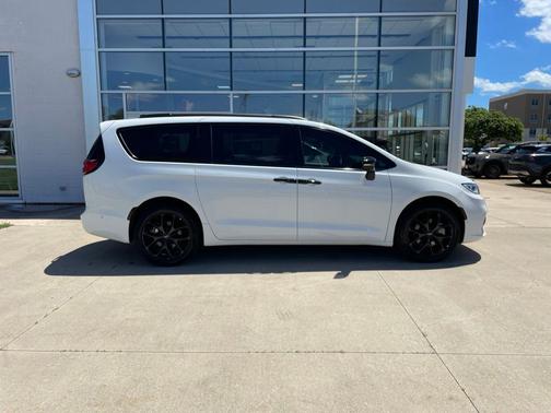 Bright White Clearcoat 2023 Chrysler Pacifica Limited