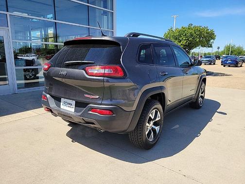 Granite Crystal Metallic Clearcoat 2015 Jeep Cherokee Trailhawk