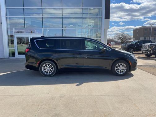 Brilliant Black Crystal Pearlcoat 2023 Chrysler Pacifica Touring L