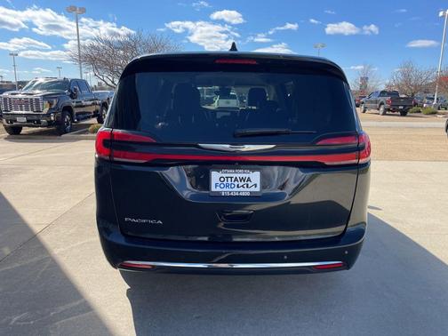 Brilliant Black Crystal Pearlcoat 2023 Chrysler Pacifica Touring L