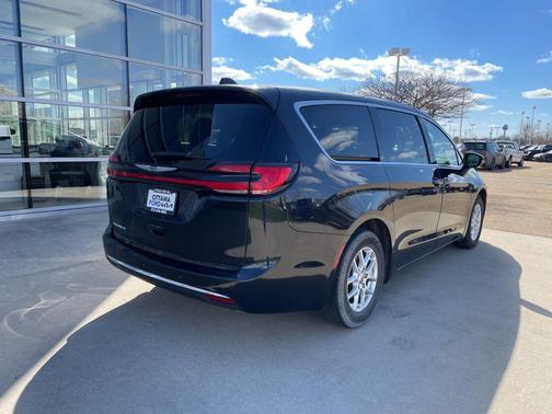 Brilliant Black Crystal Pearlcoat 2023 Chrysler Pacifica Touring L