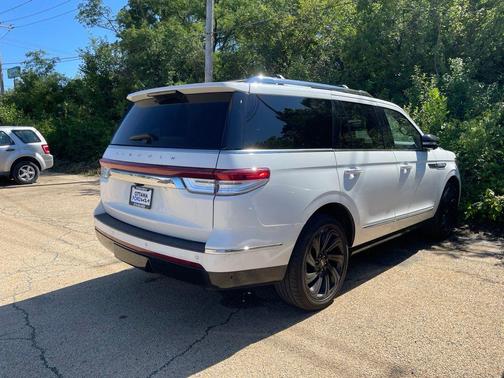 Pristine White Metallic Tri-Coat 2022 Lincoln Navigator Reserve