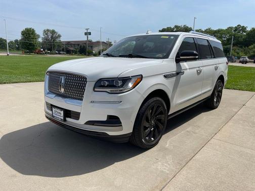 Pristine White Metallic Tri-Coat 2022 Lincoln Navigator Reserve