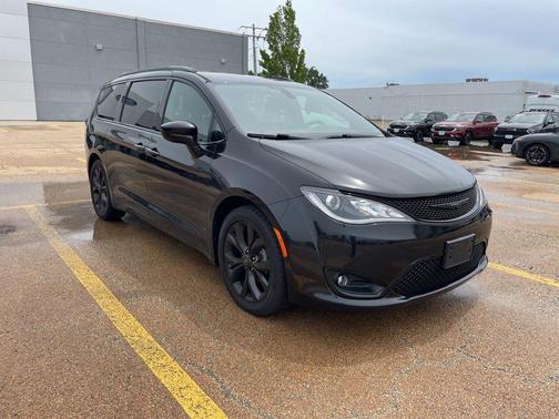 Brilliant Black Crystal Pearlcoat 2018 Chrysler Pacifica Touring-L Plus