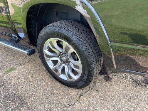 Diamond Black Crystal Pearlcoat 2022 RAM 1500 Longhorn