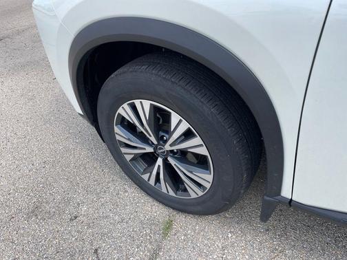 Pearl White Tricoat 2023 Nissan Rogue SV