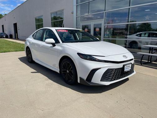 Ice 2025 Toyota Camry SE