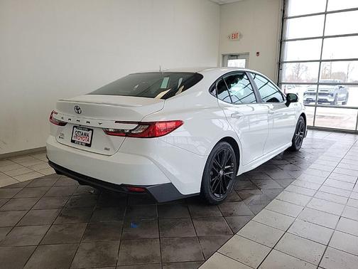 Ice 2025 Toyota Camry SE