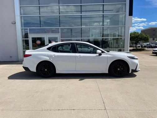 Ice 2025 Toyota Camry SE
