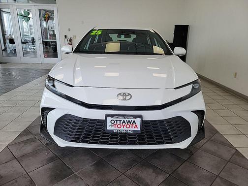 Ice 2025 Toyota Camry SE