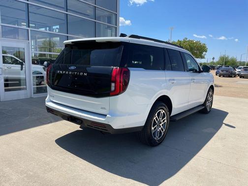 Oxford White 2025 Ford Expedition Active