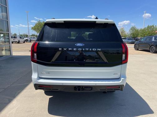 Oxford White 2025 Ford Expedition Active