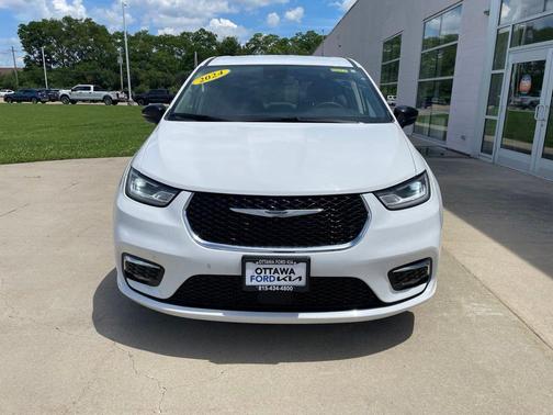 Bright White Clearcoat 2024 Chrysler Pacifica Touring L