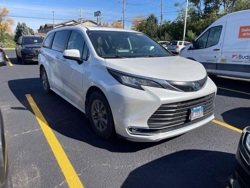 Pearl 2023 Toyota Sienna XLE