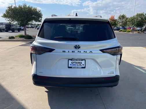 Pearl 2023 Toyota Sienna XLE