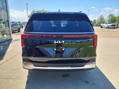 Aurora Black Pearl 2026 Kia Carnival SX