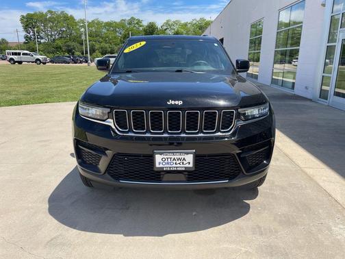 Diamond Black Crystal Pearlcoat 2024 Jeep Grand Cherokee Laredo
