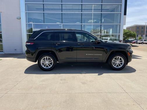 Diamond Black Crystal Pearlcoat 2024 Jeep Grand Cherokee Laredo