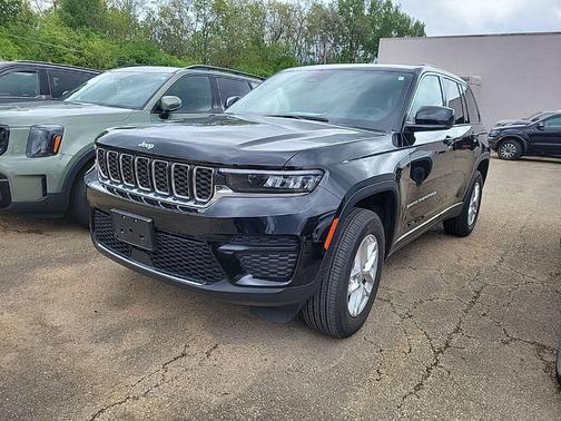 Diamond Black Crystal Pearlcoat 2024 Jeep Grand Cherokee Laredo