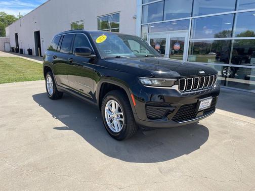 Diamond Black Crystal Pearlcoat 2024 Jeep Grand Cherokee Laredo